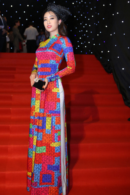 Đỗ Mỹ Linh, Hoàng Thùy Linh diện áo dài trên thảm đỏ